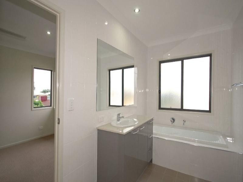 1/12 Drake Avenue, Paradise Point QLD 4216