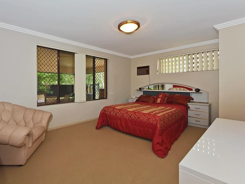 8 Calder Crescent, Helensvale QLD 4212