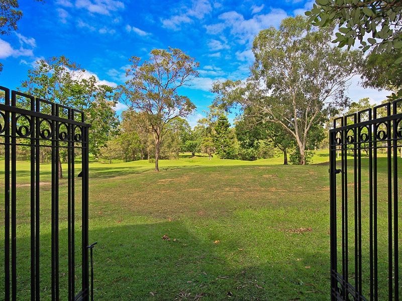 8 Calder Crescent, Helensvale QLD 4212