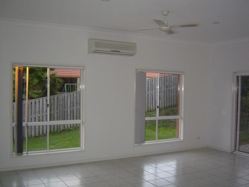 8 York Street, Pacific Pines QLD 4211