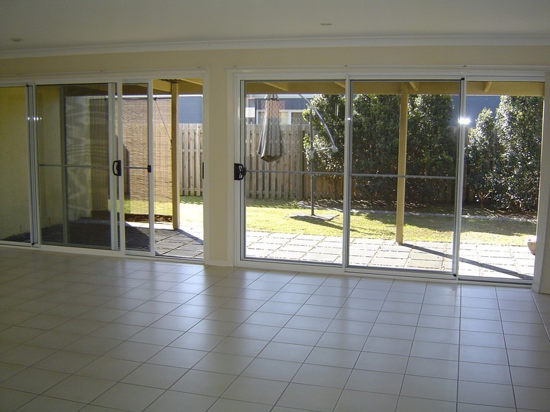 5 Ridgewood Close, Pacific Pines QLD 4211