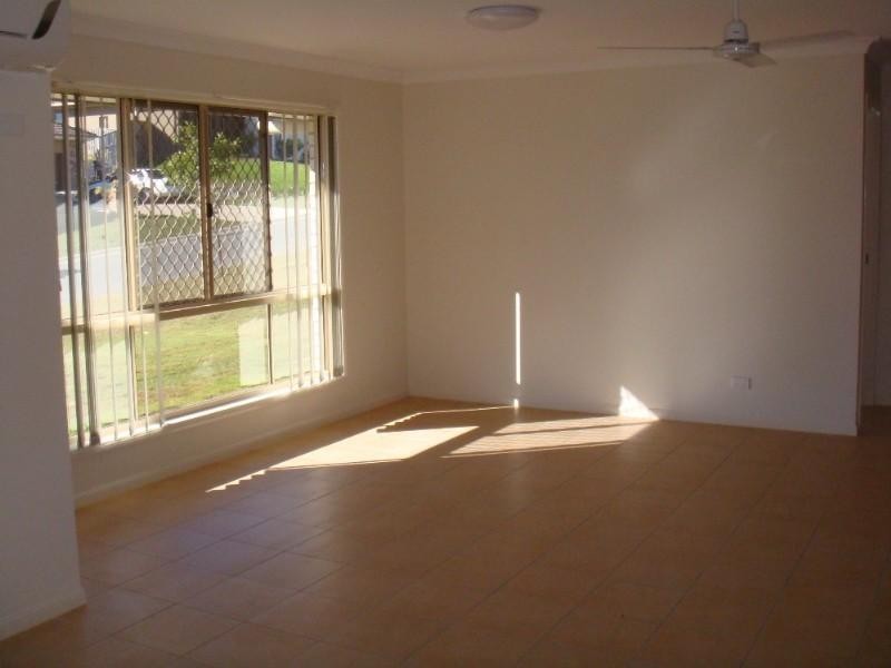 2/3 Lennox Street, Pacific Pines QLD 4211