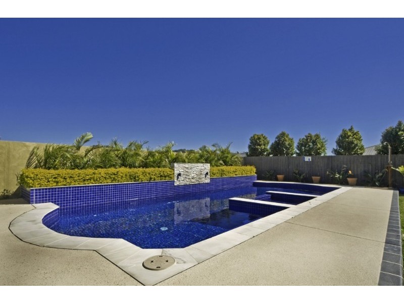 8 Blackheath Terrace, Pacific Pines QLD 4211