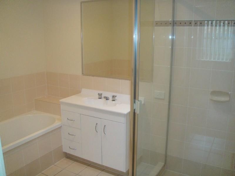 1/5 Schmarr Avenue, Upper Coomera QLD 4209