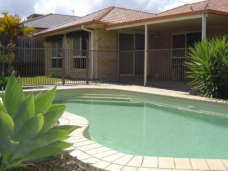 4 Fainter Court, Pacific Pines QLD 4211