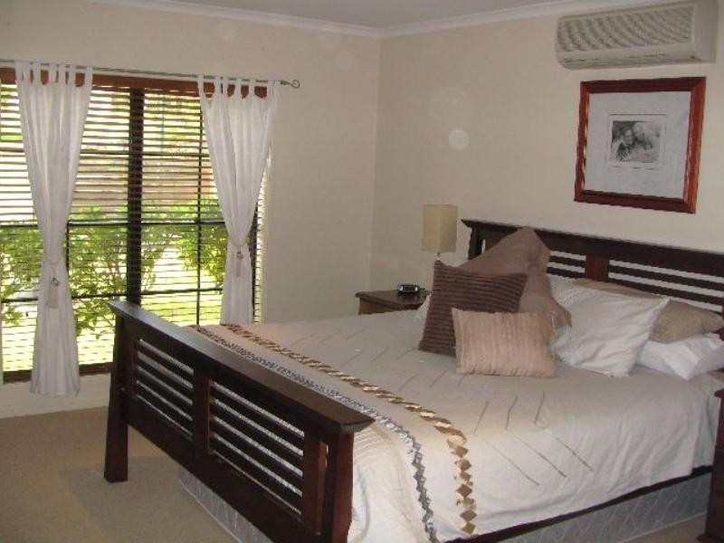 45 Nottinghill Gate Drive, Arundel QLD 4214