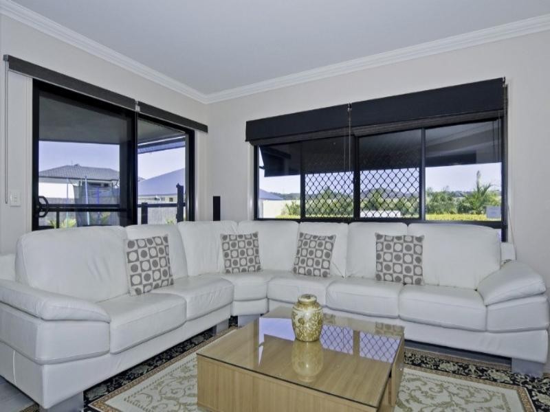 8 Blackheath Terrace, Pacific Pines QLD 4211