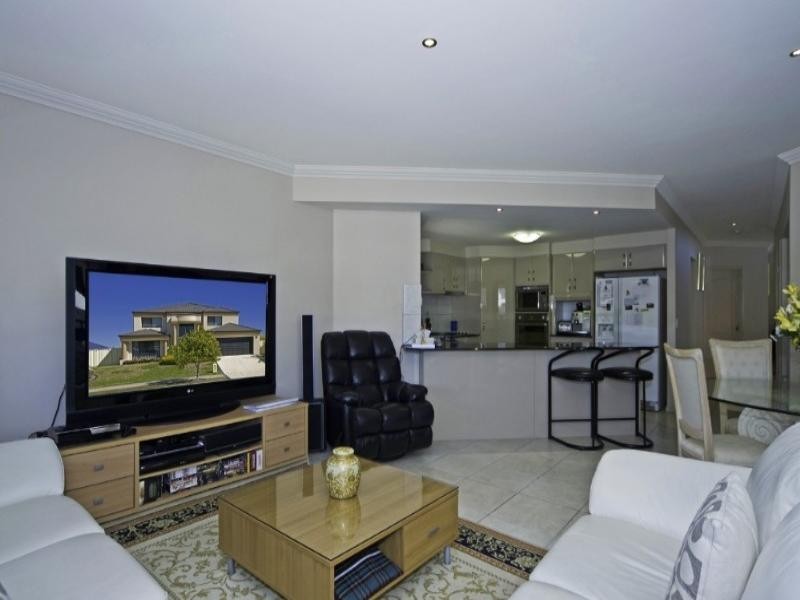 8 Blackheath Terrace, Pacific Pines QLD 4211