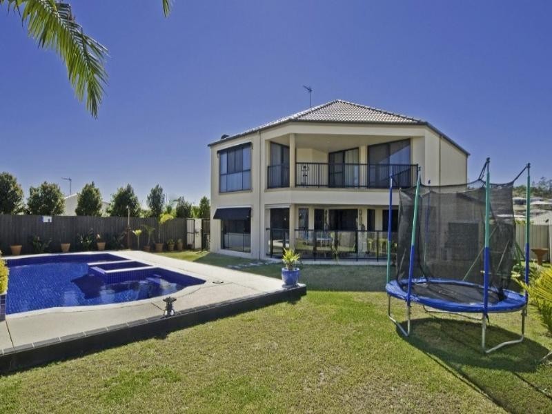 8 Blackheath Terrace, Pacific Pines QLD 4211