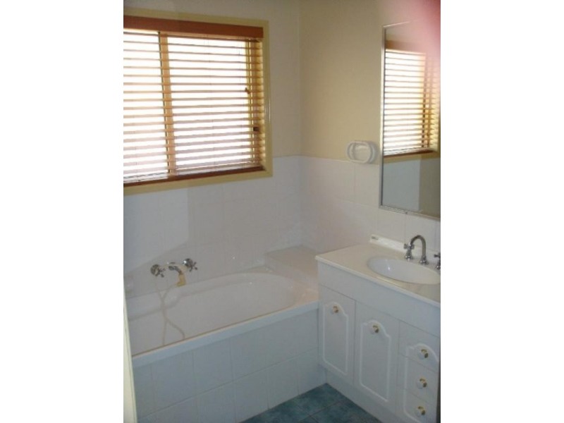 10 Temoe Rise, Pacific Pines QLD 4211