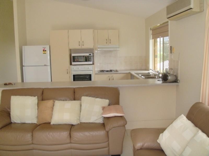 8 Crestridge Crescent, Oxenford QLD 4210