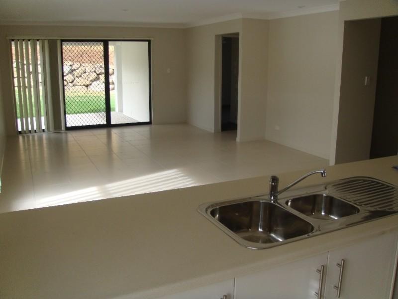 17 Hawkesbury Avenue, Pacific Pines QLD 4211