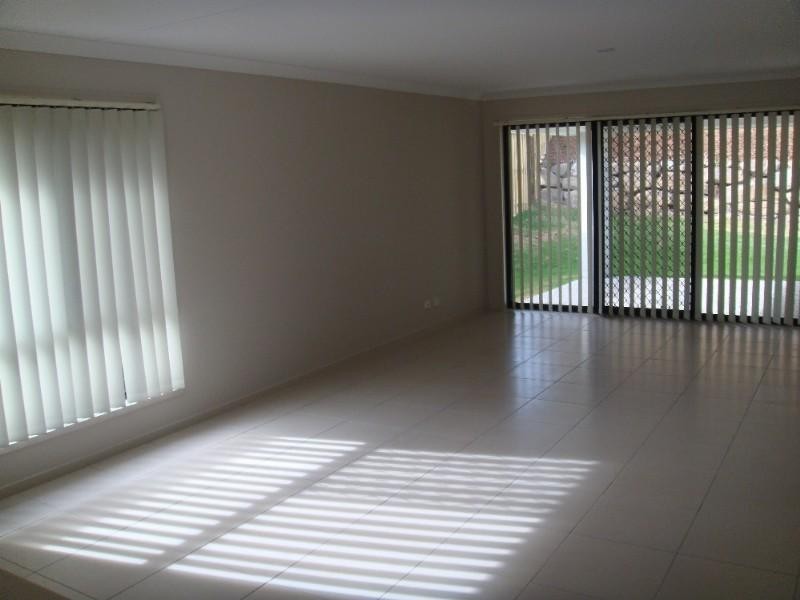 17 Hawkesbury Avenue, Pacific Pines QLD 4211