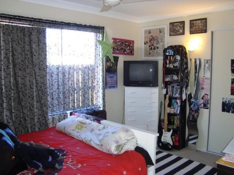 8 Easter Crescent, Pacific Pines QLD 4211