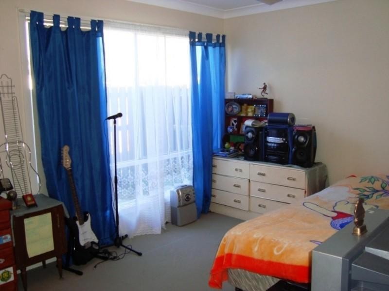 8 Easter Crescent, Pacific Pines QLD 4211