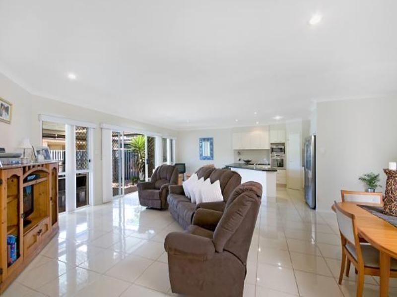 4 Whitely Circuit, Pacific Pines QLD 4211