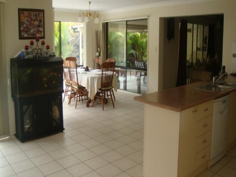 10 Tawanga Close, Pacific Pines QLD 4211