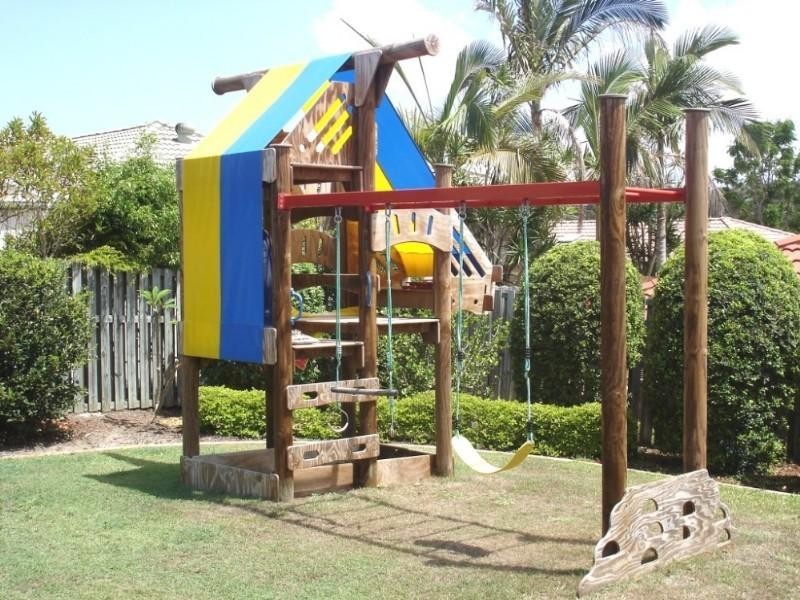 17 Enderbury Crescent, Pacific Pines QLD 4211