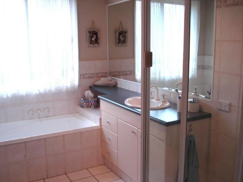 17 Enderbury Crescent, Pacific Pines QLD 4211