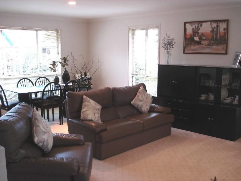 17 Enderbury Crescent, Pacific Pines QLD 4211