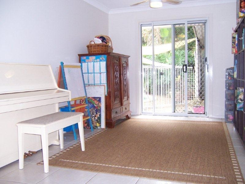 6 Nauru Place, Pacific Pines QLD 4211