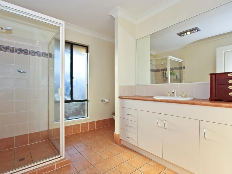 8 McCrae Court, Maudsland QLD 4210