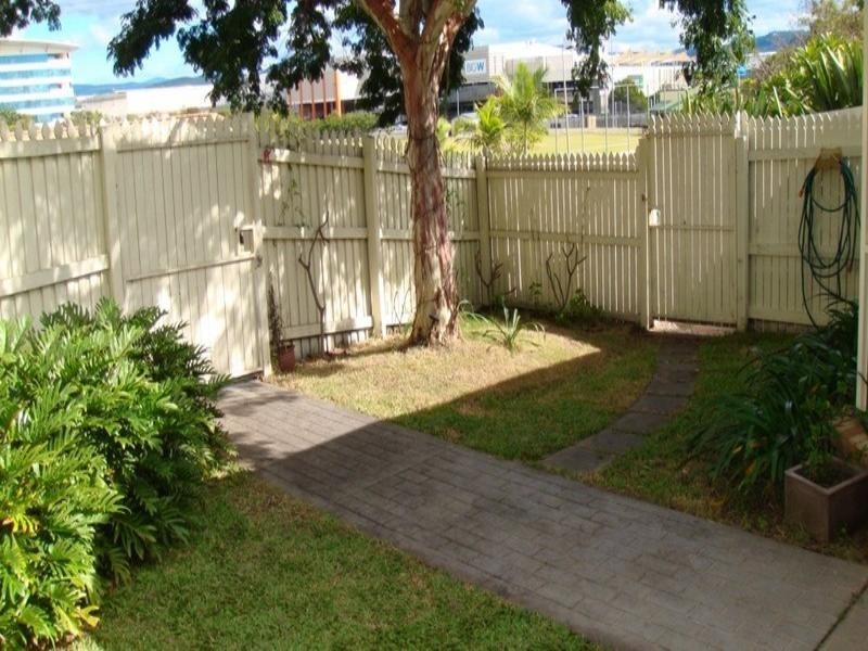 1 Priddeys Road, Robina QLD 4226