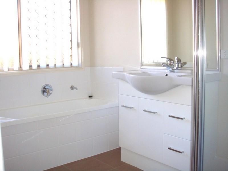 3 Lennox Street, Pacific Pines QLD 4211