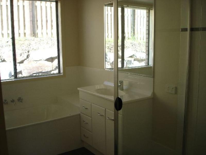 266 Universal Street, Pacific Pines QLD 4211