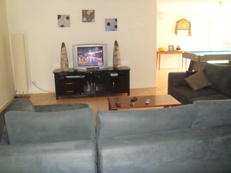 17 Sheffield Court, Pacific Pines QLD 4211