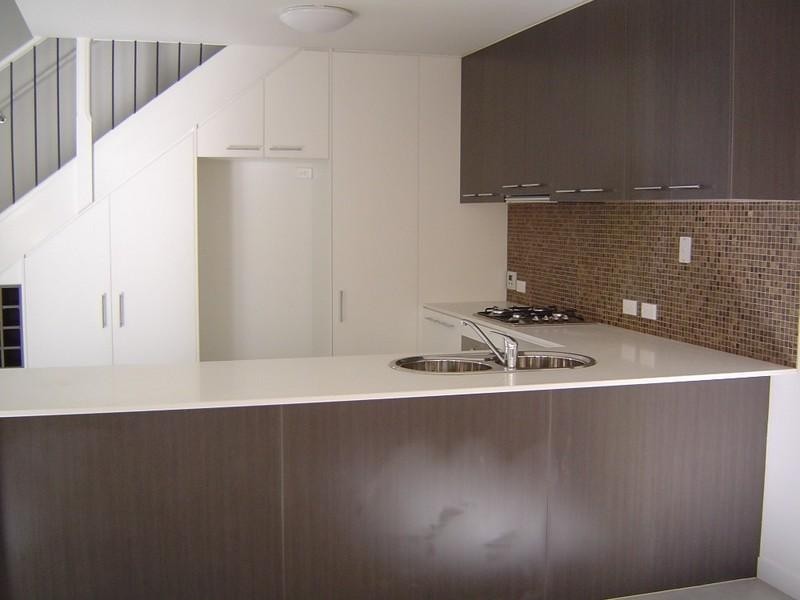 4/111 Pohlman Street, Southport QLD 4215