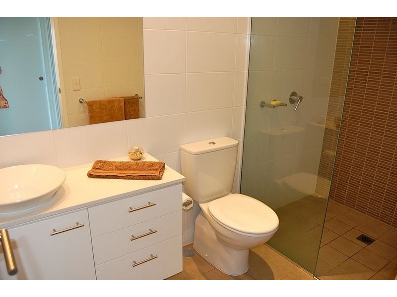 33 T E Peters Drive, Broadbeach Waters QLD 4218
