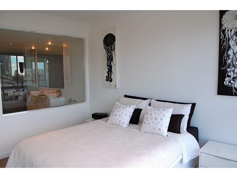 33 T E Peters Drive, Broadbeach Waters QLD 4218