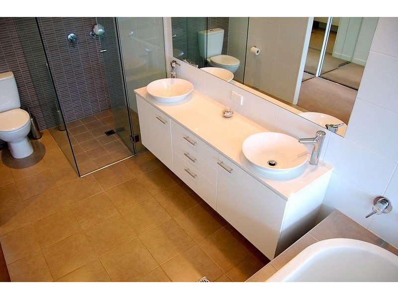 33 T E Peters Drive, Broadbeach Waters QLD 4218