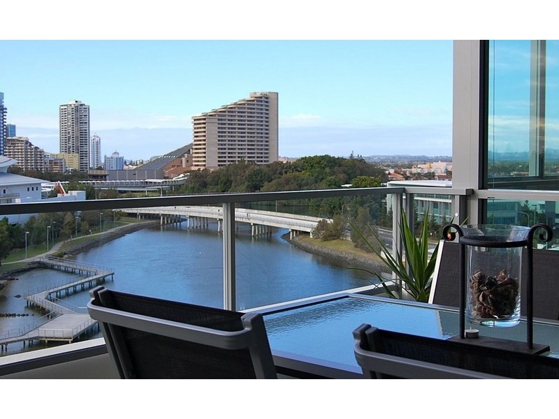33 T E Peters Drive, Broadbeach Waters QLD 4218