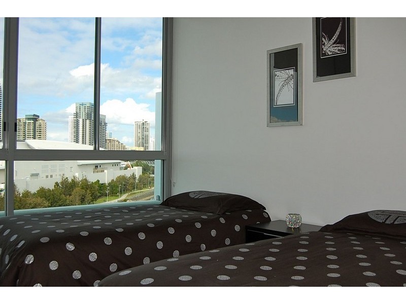 33 T E Peters Drive, Broadbeach Waters QLD 4218