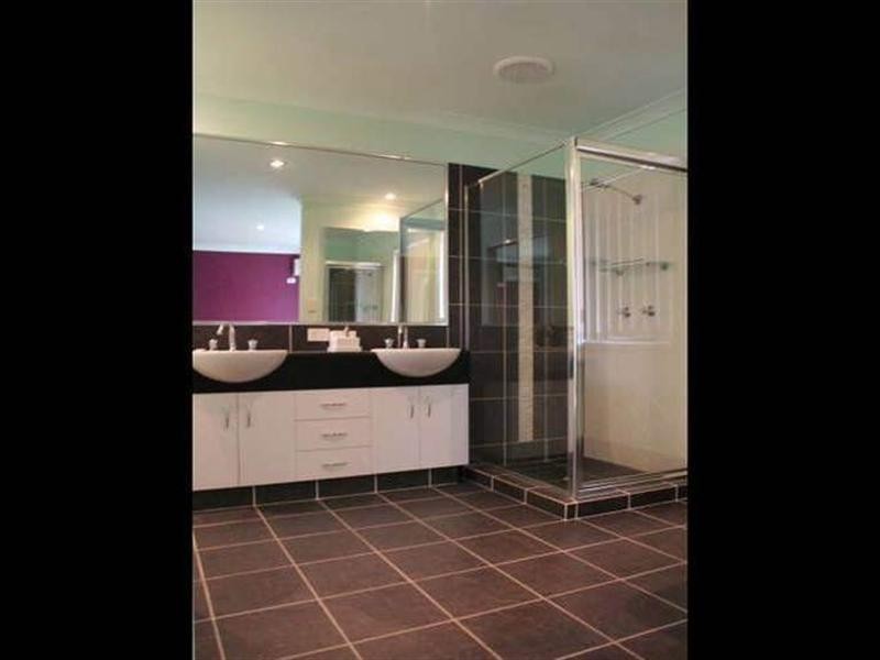 9 York Street, Pacific Pines QLD 4211