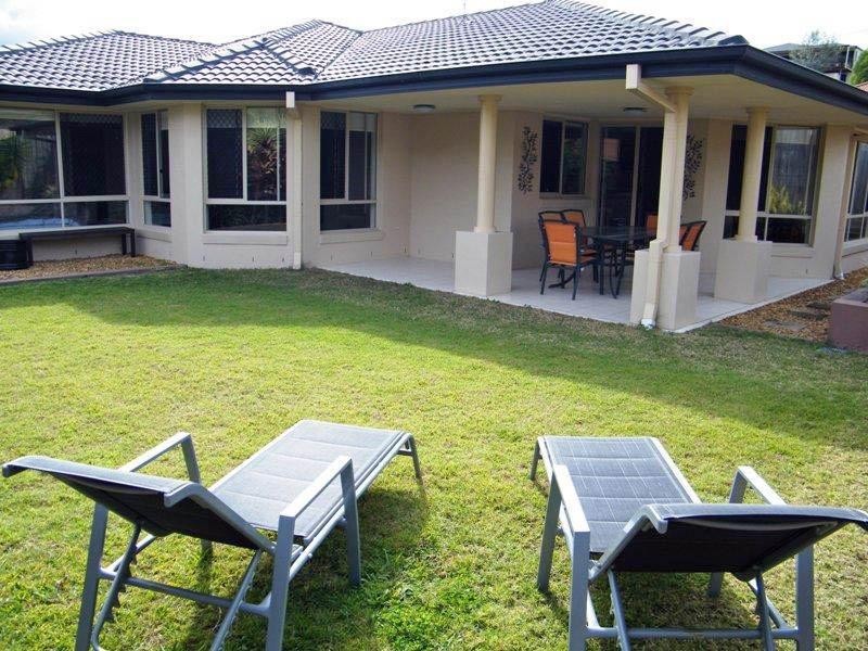 9 Feathertop Crescent, Pacific Pines QLD 4211