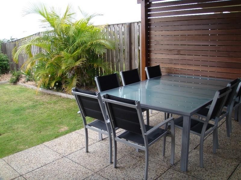 33 Harmsworth Road, Pacific Pines QLD 4211