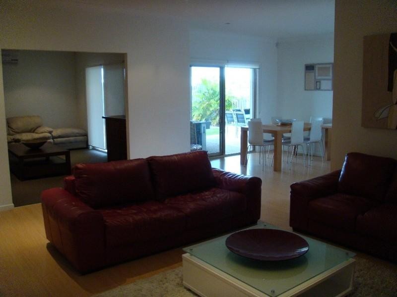 33 Harmsworth Road, Pacific Pines QLD 4211