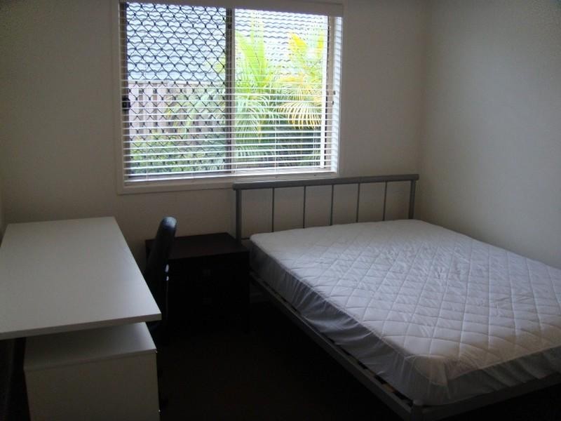 33 Harmsworth Road, Pacific Pines QLD 4211