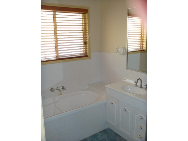 10 Temoe Rise, Pacific Pines QLD 4211