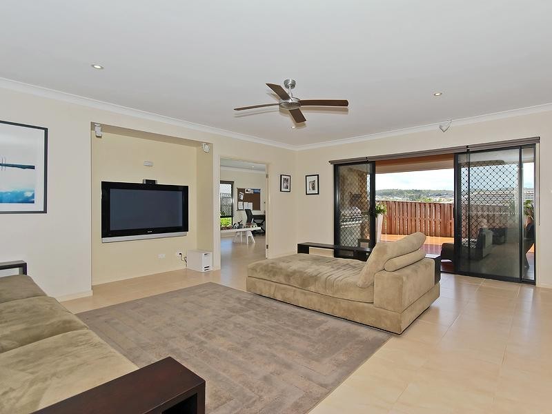 7 Minyon Court, Pacific Pines QLD 4211
