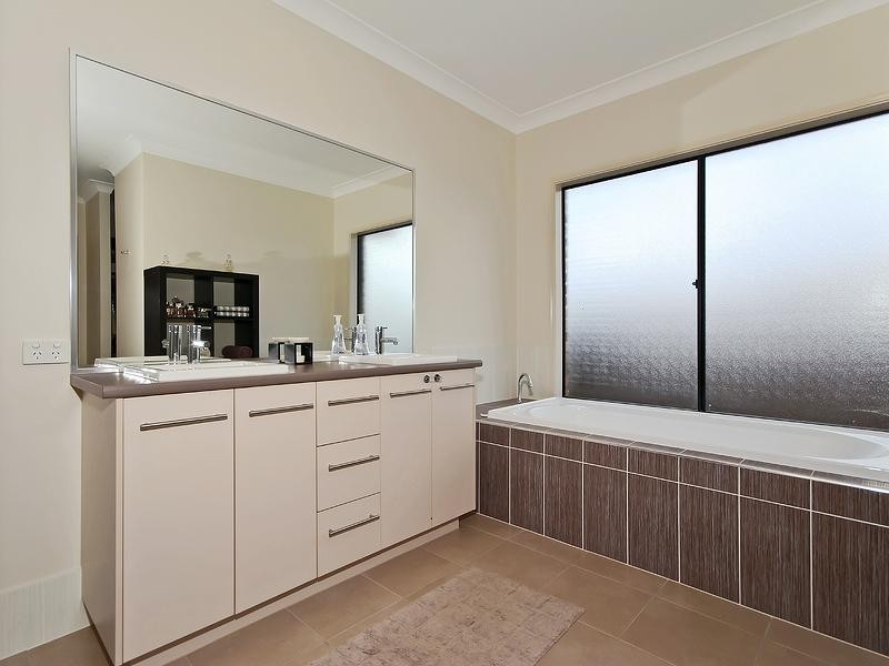 7 Minyon Court, Pacific Pines QLD 4211