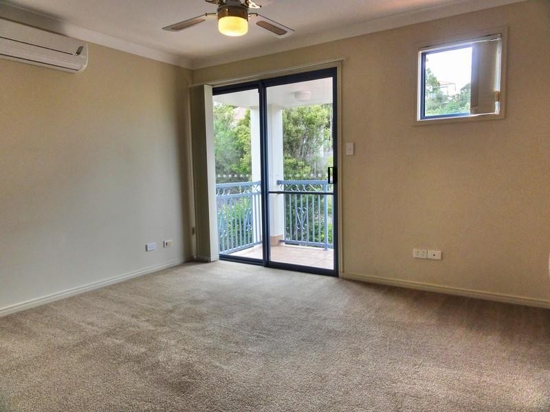 11/2 Studio Drive, Pacific Pines QLD 4211