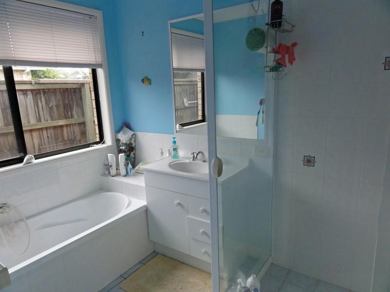 4 Catchlove Street, Pacific Pines QLD 4211