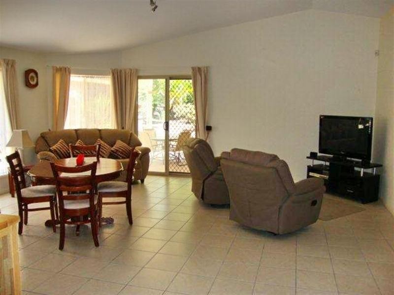 8 Carmarthen Circuit, Pacific Pines QLD 4211