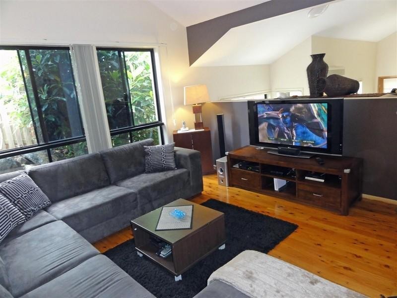 9 Coonowrin Street, Pacific Pines QLD 4211