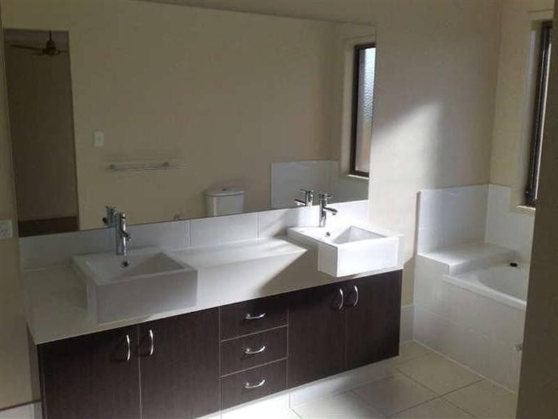 17 Chesterton Street, Pacific Pines QLD 4211