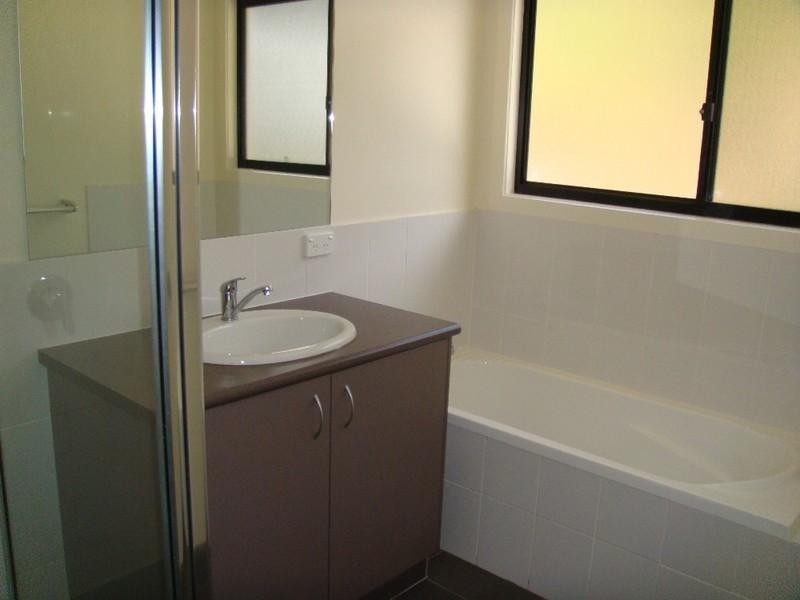 8 Gellert Close, Maudsland QLD 4210